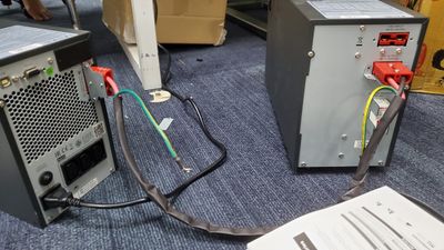 Connecting the cables from the UPS to the battery